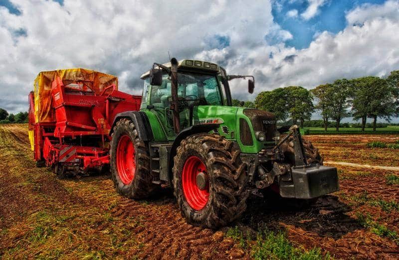 tractor-grain-mixer-rural