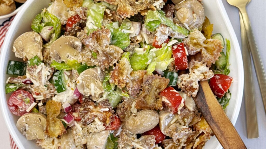 Viral Crispy Pasta Salad with Marinated Mushrooms and Tangy Yogurt Dressing
